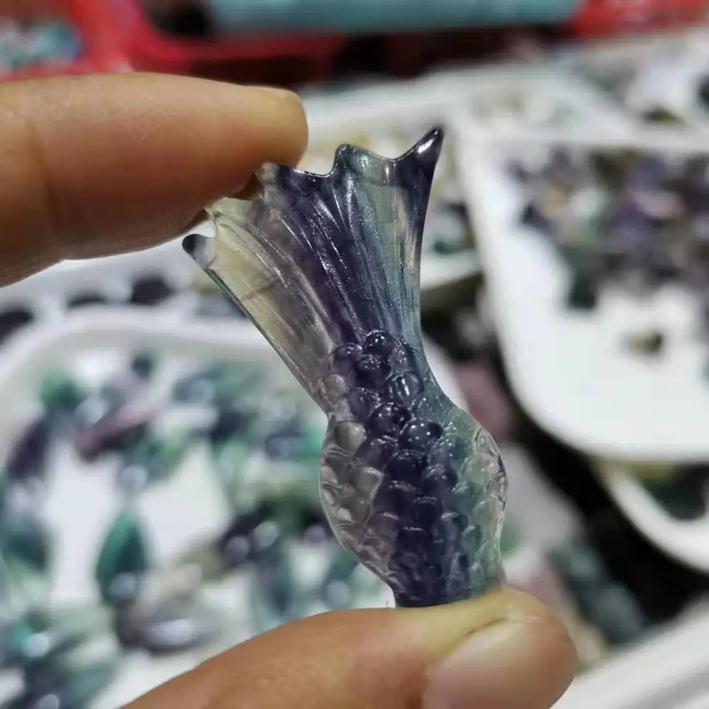 Естествен модел crystal флуорит, вырезающий украшение във форма на рибна опашка