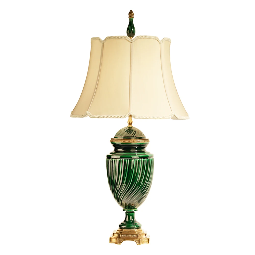 Класическа настолна лампа от Позлатен Бронз в Царския Викториански стил с Изумрудено-Зелен Фарфоровым Абажуром Кремав Цвят