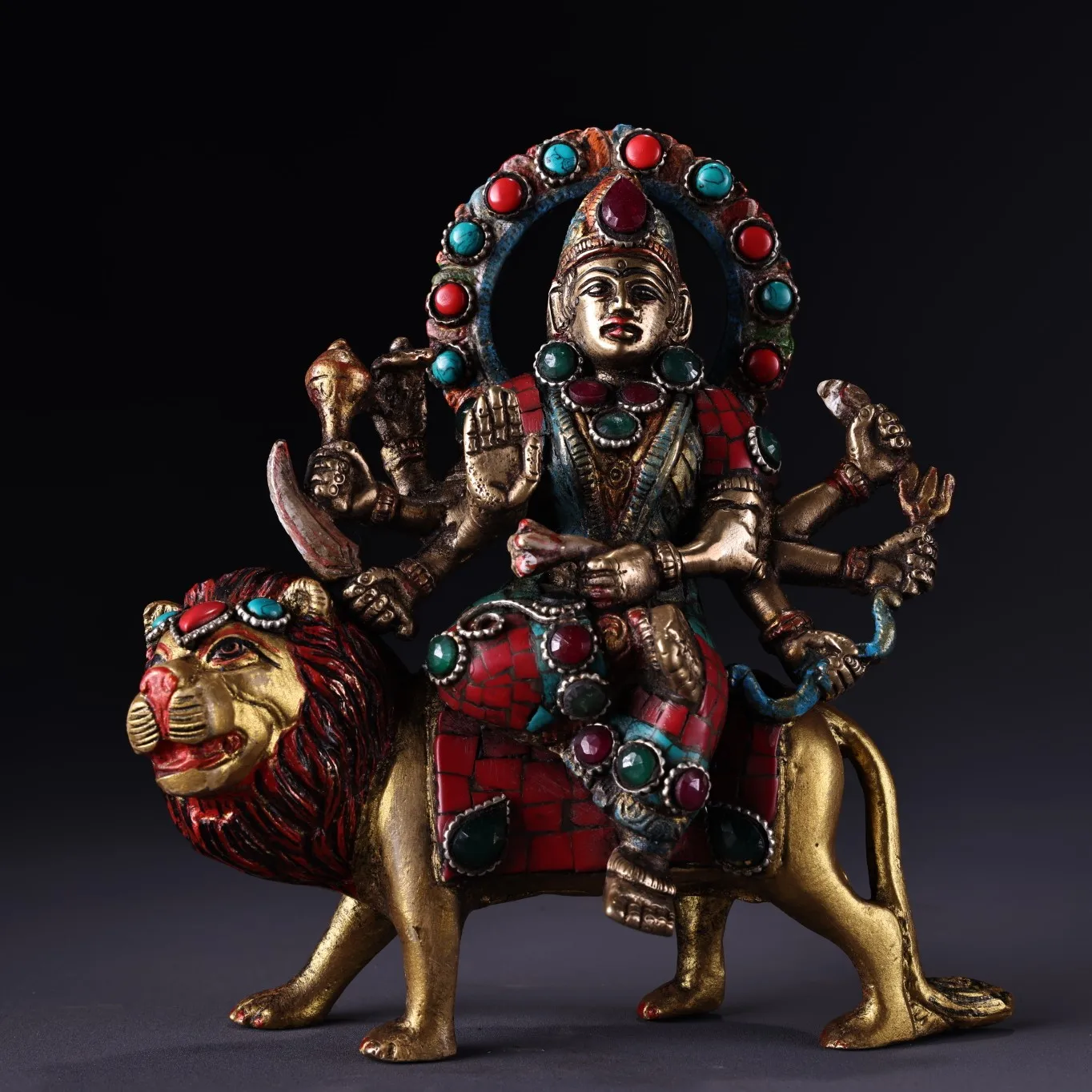 Колекция Тибетски храм 6 инча, Стар Бронзов Контур, Декорирана със злато Скъпоценен камък, Шестирукий лев отгоре върху защитник на дхарма, Градска Къща