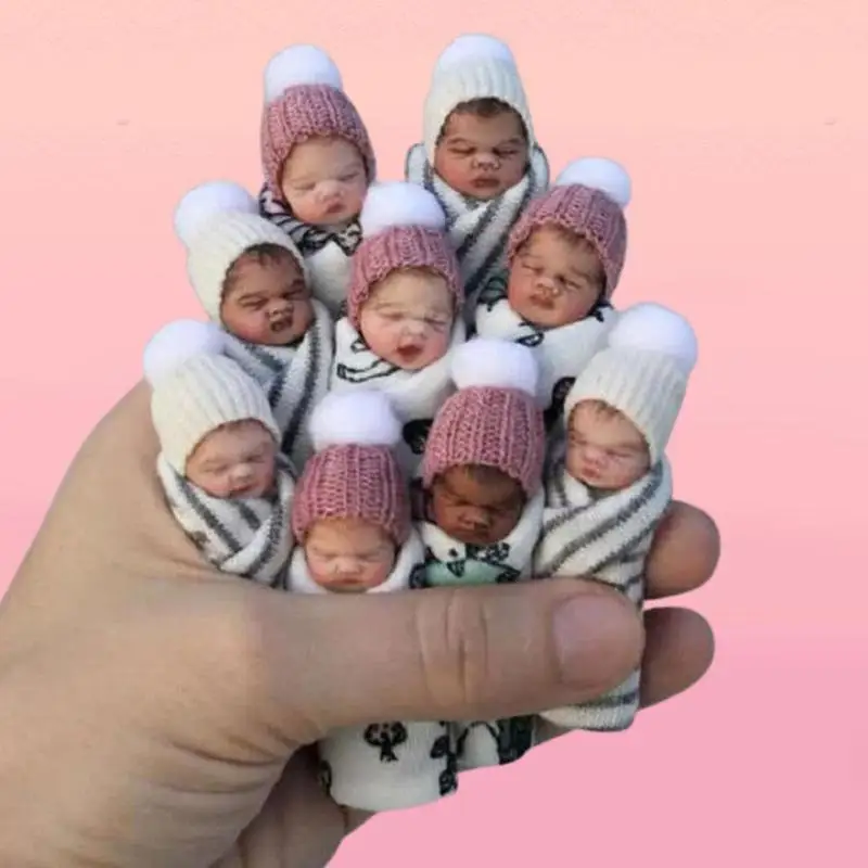 Моделиране Baby Baby PVC Декорация Дръжка Играчка Симулация на Реалната Кукла Шапка Пръст Случаен Дете Истинският Цвят на Дрехите I2Q1
